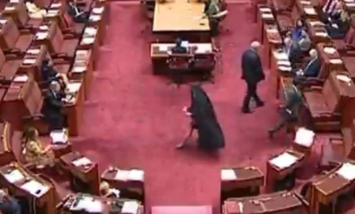 Senatorja e ekstremit të djathtë në Australi shfaqet në parlament e veshur me burka, shkakton zemërim dhe akuza për racizëm
