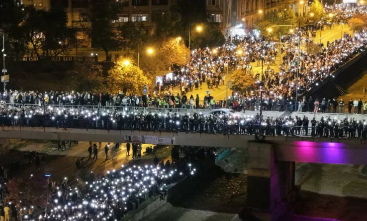 Serbët “ndezin” Beogradin, protestuesit përplasen me mbështetësit e Vuçiç