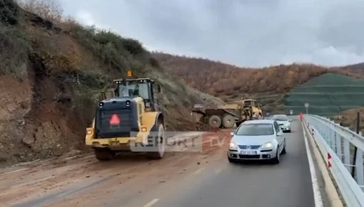 Sërish rrëshqitje dherash në aksin Qukës-Qafë Plloçë, bllokohet njëra prej korsive