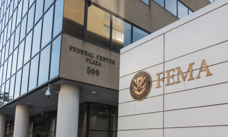 Shefi i Agjencisë Federale të Menaxhimit të Emergjencave dhe i zgjedhuri i Trump, David Richardson, jep dorëheqjen