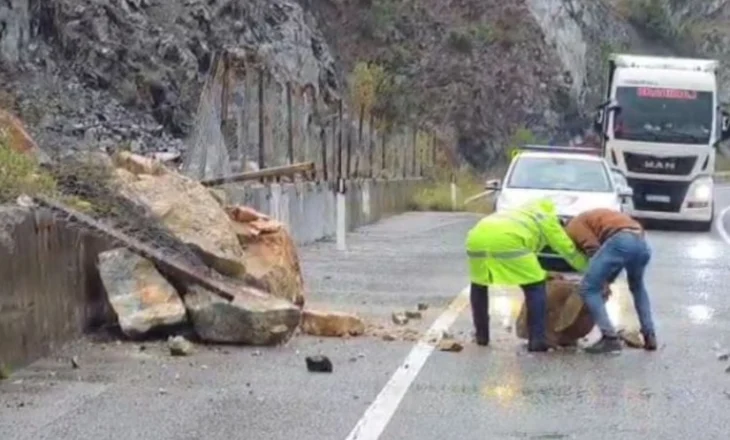 Shembet masivi shkëmbor në Rubik, polici i patrullës dhe qytetari e largojnë nga rruga