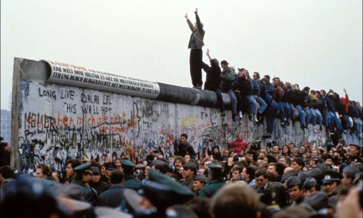 Shembja e murit të Berlinit, 36 vjet më parë mijëra gjermanë rrëzuan “barrierën e turpit”