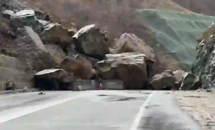 Shembja masive e shkëmbinjve bllokon aksin Qukës-Qafë Pllocë/ Devijohet qarkullimi i automjeteve