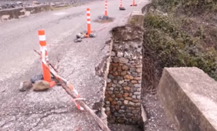 Shembje në rrugën e Gjinarit, reshjet e shiut kanë dëmtuar rrugën që të lidh me fshatin turistik në Elbasan