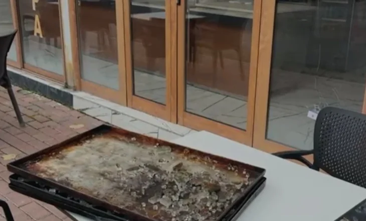 Shenja plumbash në mure e xhama të thyer, këto janë pamjet nga biznesi në Kukës ku u qëllua me breshëri