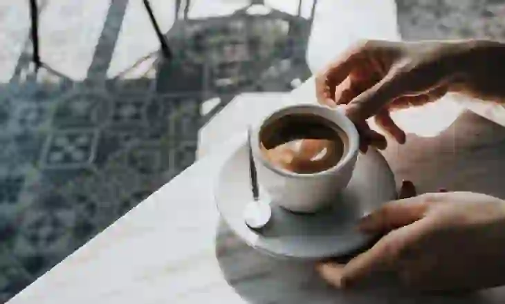 Shenjat që tregojnë se po e teproni me konsumimin e kafesë