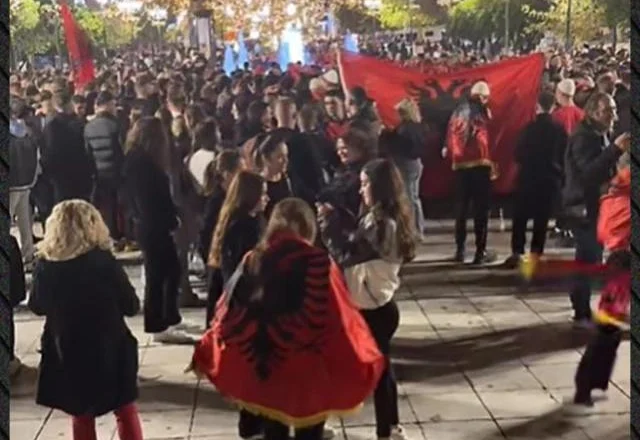 Sheshi i mbushur me flamuj/ Shqiptarët në Greqi nderojnë Ditën e Pavarësisë në ‘Syntagma