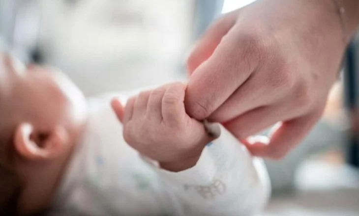 SHIFRAT- Rënia drastike e lindjeve përhapet në gjithë vendin, Korça me -16.8%