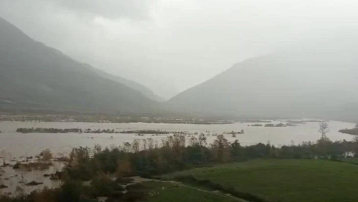 Shirat e dendur, niveli i Vjosës në pikën kritike. Lumi del nga shtrati pranë Urës së Mifolit