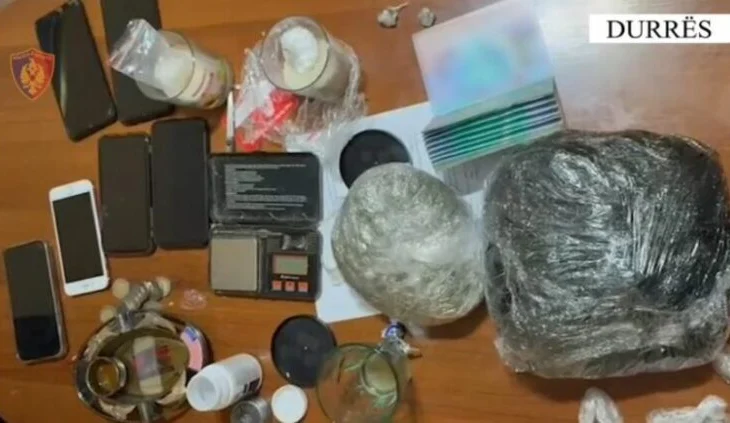 Shisnin drogë pranë shkollave/ 12 të arrestuar në Durrës, kapet edhe “koka” e grupit