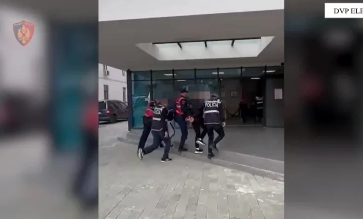 Shisnin lëndë narkotike dhe armë, arrestohen 4 të rinj në Elbasan, procedohen 2 të tjerë