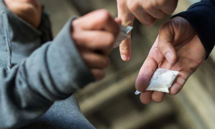 Shitje droge në shkolla, policia aksion në Durrës. Arrestohen 11 persona, kapet drogë dhe vlera monetare