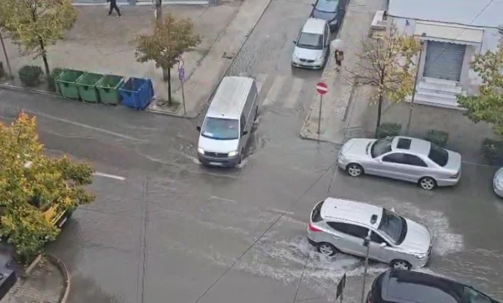 Shiu ‘përmbyt’ rrugët në Durrës, qytetarët në vështirësi