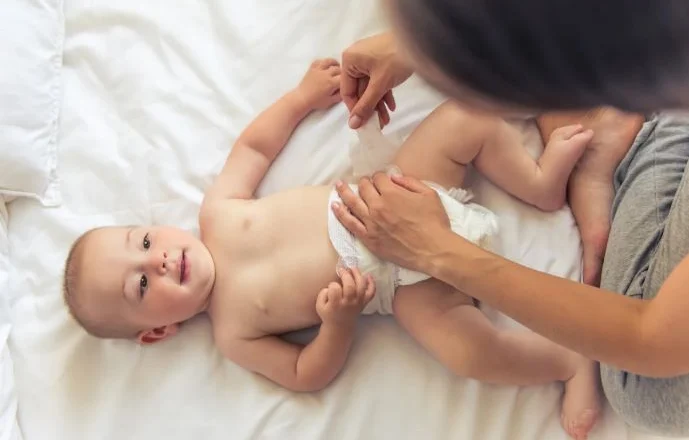 Shkencëtarët/ Prindërit duhet t’i kërkojnë “miratim” foshnjës para se t’i ndërrojnë pelenën