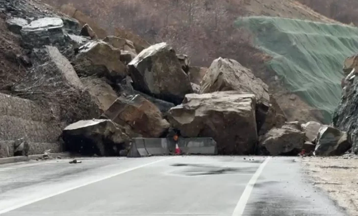 Shkëputet mali dhe bllokon rrugën/ U inagurua nga Balluku 2 muaj më parë, situatë alarmante në aksin Qukës-Qafë Plloçë2