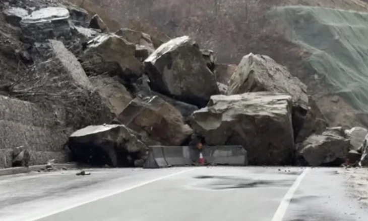 Shkëputet masivi shkëmbor dhe bllokon rrugën në Qukës- Qafë Plloçë