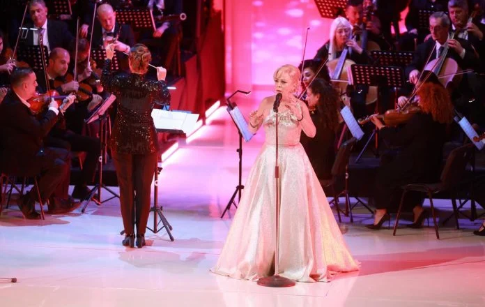 Shkodër/ Inva Mula dhe Genc Tukiçi magjepsin publikun me udhëtimin muzikor