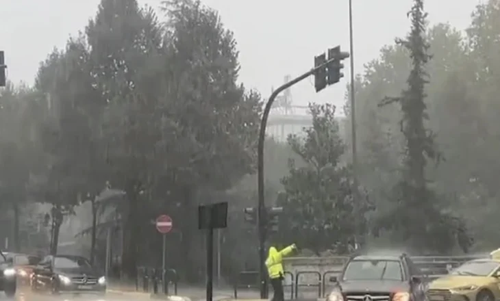 Shkodër/ Mëngjesi nis me stuhi të fortë, shi dhe breshër