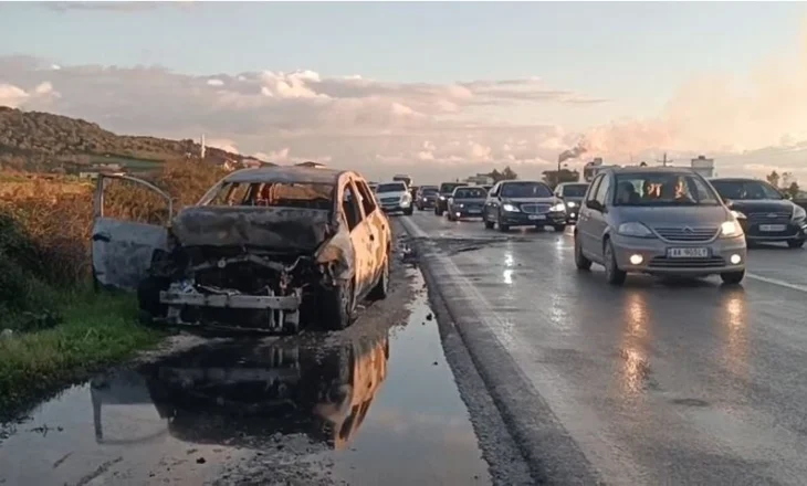 Shkrumbohet makina pas përplasjes në Lushnje, shpëtojnë mrekullisht nëna shofere dhe dy fëmijët