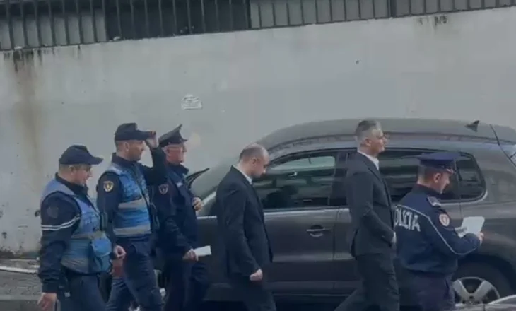 Shoqërohen nga policia, mbërrijnë në GJKKO, Gentian Gjyli dhe Erald Elezi