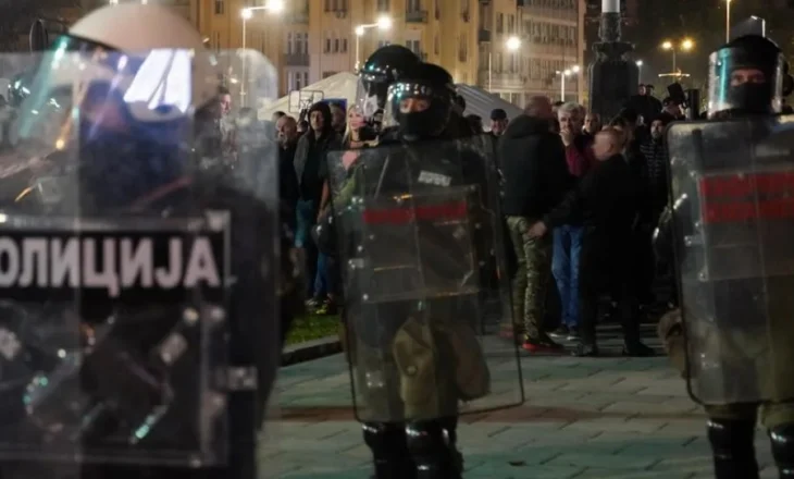 Shpërthejnë protestat në Serbi/ Nëna e një prej viktimave nisi grevë urie, protestuesit përplasen me policinë