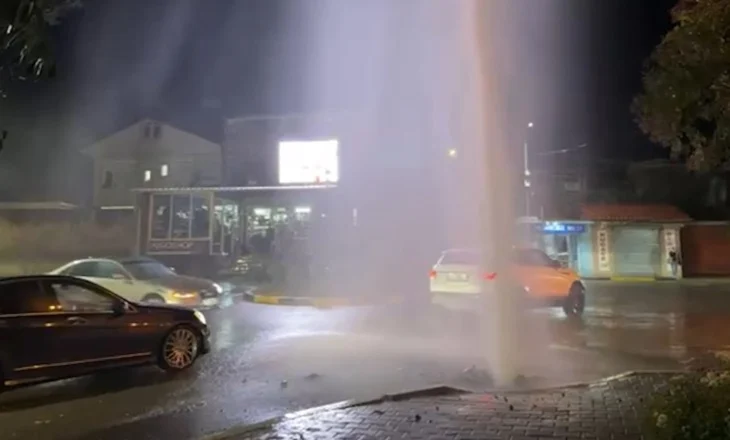 Shpërthen rrjeti i ujësjellësit, uji kthehet në shatërvan në mes të rrugës