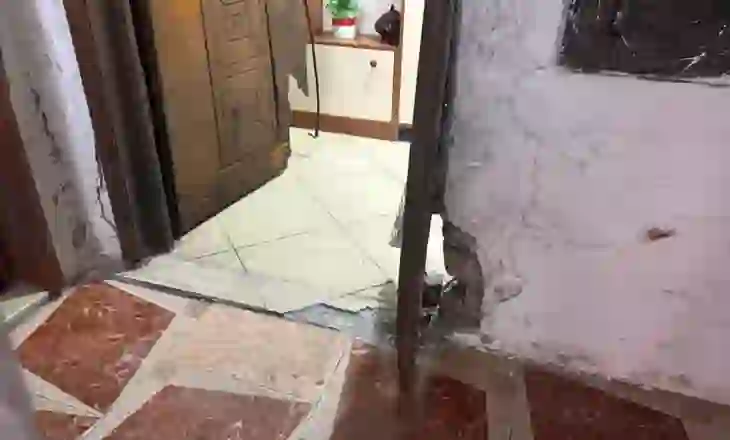 Shpërthim me eksploziv në derën e shtëpisë së 63-vjeçares