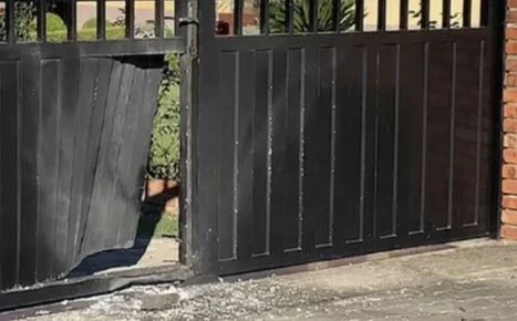 Shpërthim me tritol/ Lënda plasëse ishte vendosur tek dera (DETAJE)