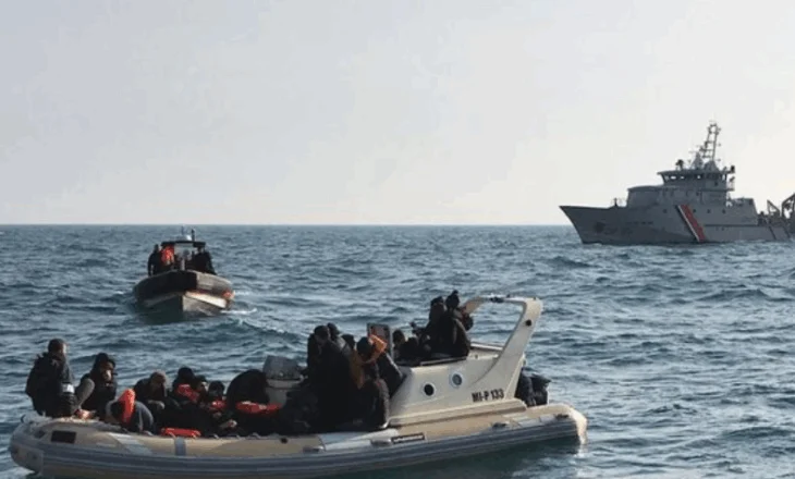Shpëtohen 94 emigrantë në La Mansh, varka e tyre u ça pranë bregdetit francez