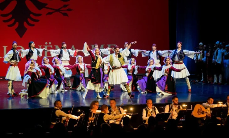 “Shqipëri o nëna ime”, Kastriot Tusha i bashkohet Ansamblit Kombëtar në koncertin me këngë e valle nga të gjitha trevat shqipfolëse