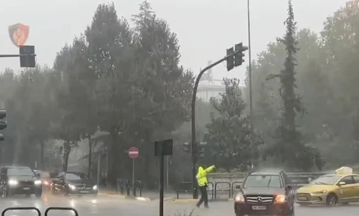 Shqipëria do të përfshihet nga moti i keq, Ministria e Mbrojtjes: Nga nesër priten reshje të dendura shiu, ja qarqet më të rrezikuara