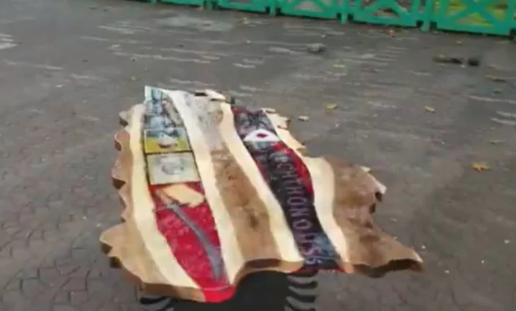 “Shqipëria e Madhe” në dru, punimi i veçantë në ditën e Flamurit frymëzuar nga filmi “Skënderbeu”