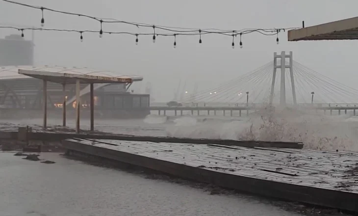 Shqipëria përfshihet nga moti i keq,Ministria e Mbrojtjes: Përmbytje dhe ndërprerje të energjisë elektrike në disa zona