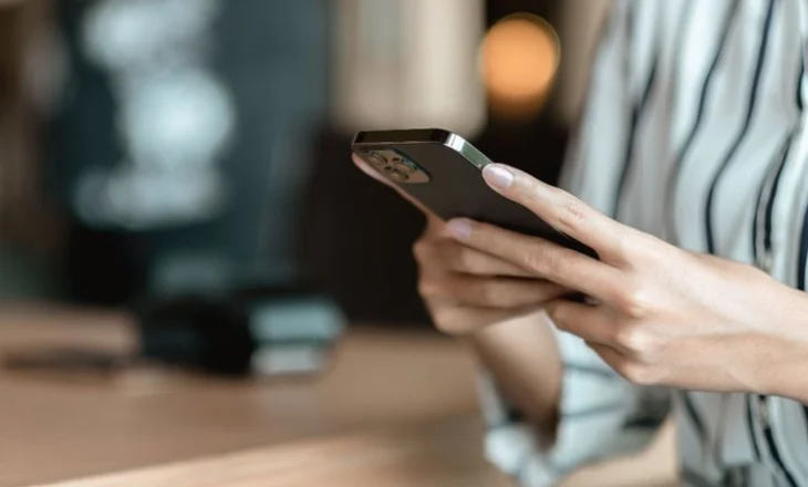 Shqiptarët braktisin SMS-të, konsumi i internetit celular arrin shifra rekord, ja çfarë po ndodh