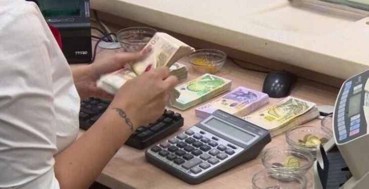 Shqiptarët “fshehin” paratë në banka, jo në biznese, ekspertët paralajmërojnë pasojë për ekonominë