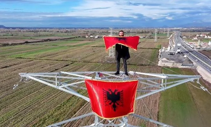 Shqiptari sfidon lartësinë për 28 nëntorin, hipën në shtyllën e lartë për të vendosur flamurin kombëtar