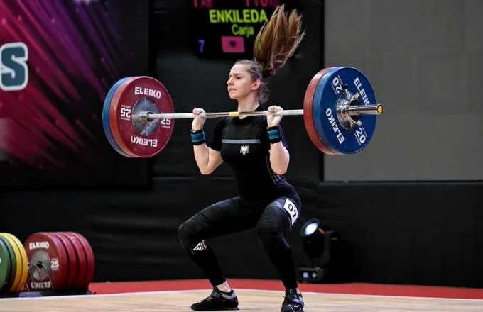 Shtanga shkëlqen në Durrës, Carja ‘monument botëror’, Kofsha dy bronxi