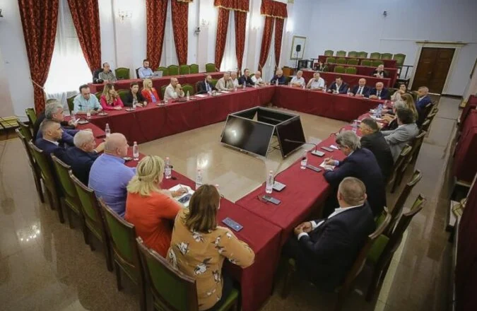 Si do vijojë aksioni opozitar? Gazetari jep detaje: Ja çfarë deklaruan deputetët