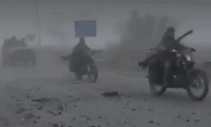 Si në një film Mad Max/ Ushtarët rusë hyjnë në qytetin e Pokrovskut, Ukrainë, të mbuluar nga mjegulla