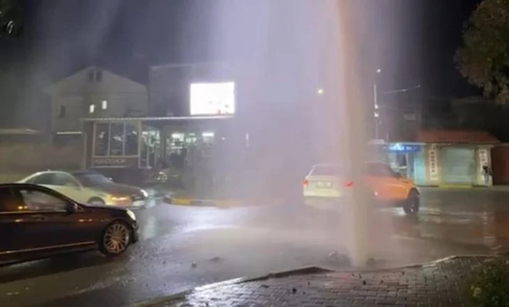 Si shatërvan, shpërthen rrjeti i ujësjellësit në Elbasan pranë spitalit rajonal