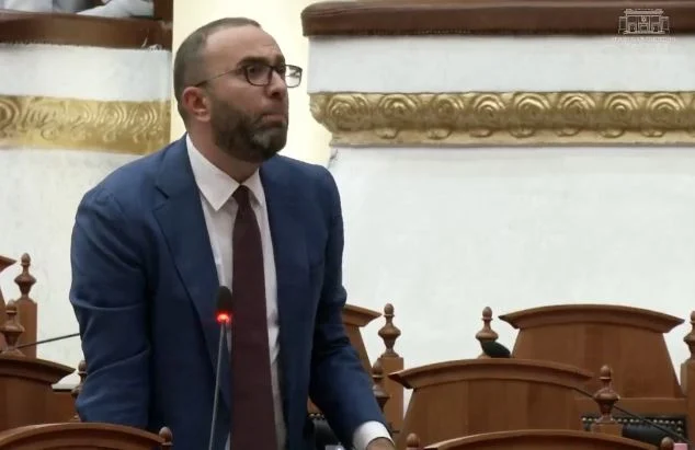 “Si u ndryshuan kriteret e tenderit?” Bardhi publikon përgjimin nga dosja Balluku