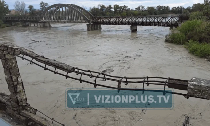 Situata e përmbytjeve në vend, AKMC stacionohet te ura e Mifolit, Çako dhe Vengu monitorojnë nga afër situatën