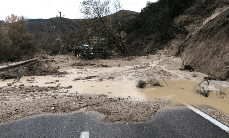 Situata me motin e keq në Vlorë/ Rrëshqitje dherash në aksin Peshkëpi – Poçem, bllokohet qarkullimi