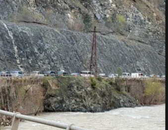 Situatë kaotike/ Radhë kilometrike në aksin Librazhd-Elbasan, lëvizja e automjeteve e bllokuar prej disa orësh