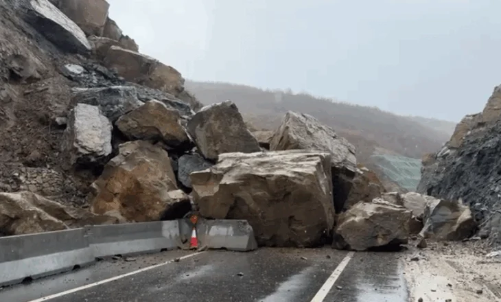 Situatë kritike në aksin Qukës-Qafë Plloç/ Rrëshqitje masive gurësh dhe bllokim i plotë i rrugës