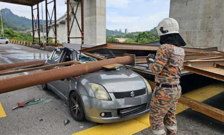 Skela gjigante shembet mbi një automjet në lëvizje që kalonte në një autostradë në Malajzi, shihni videon që u bë virale