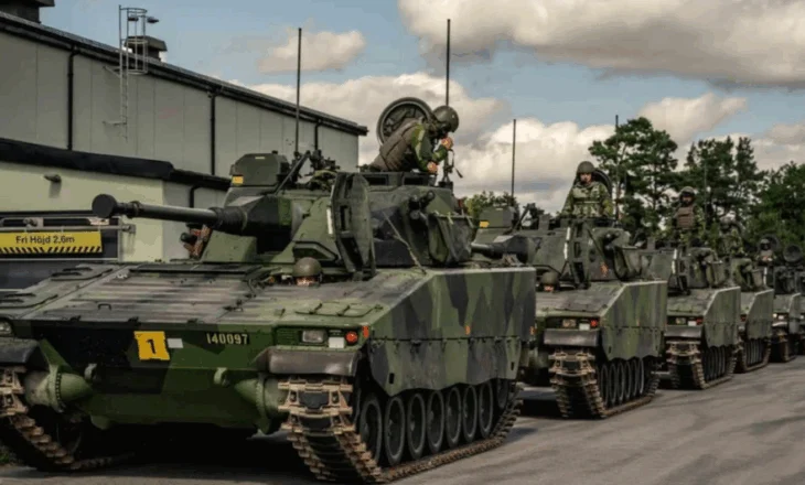 Skenarë lufte në Suedi, ushtrimet ushtarake ndiqen edhe nga Mbreti