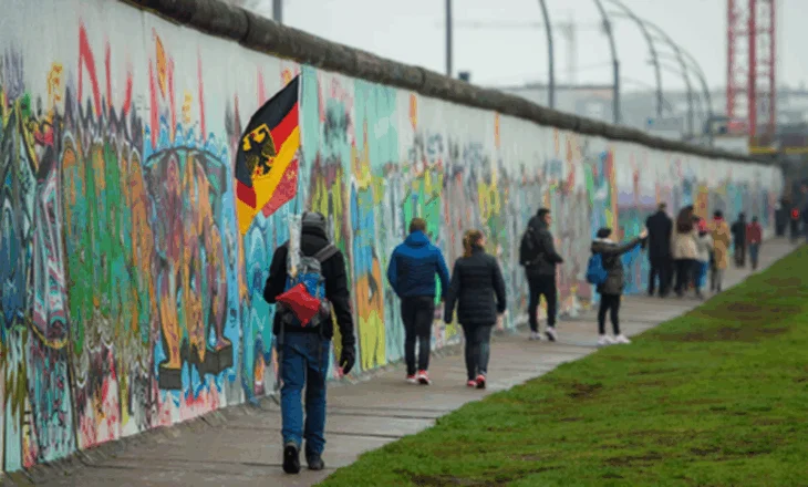 Sot 36 vjet nga rënia e Murit të Berlinit, që shënoi dhe fundin e Luftës së Ftohtë