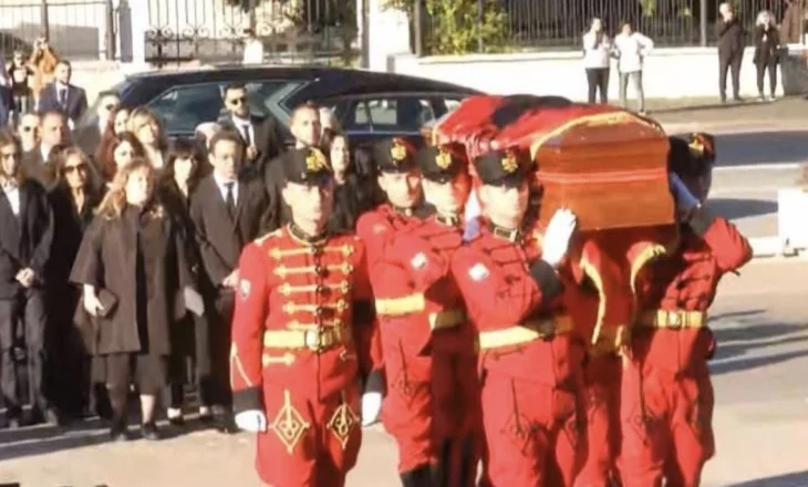 Sot homazhet për Fatos Nanon, arkëmorti mbërrin në Pallatin e Kongreseve