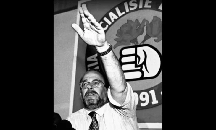 Sot homazhet për Fatos Nanon! Arkëmorti mbërrin në Pallatin e Kongreseve